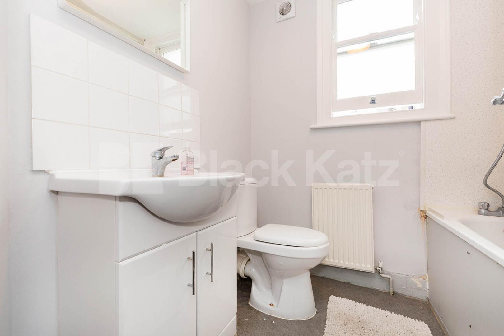 Large 6 bedroom house with 2 bathrooms and close to Archway Station Parolles Road, Archway